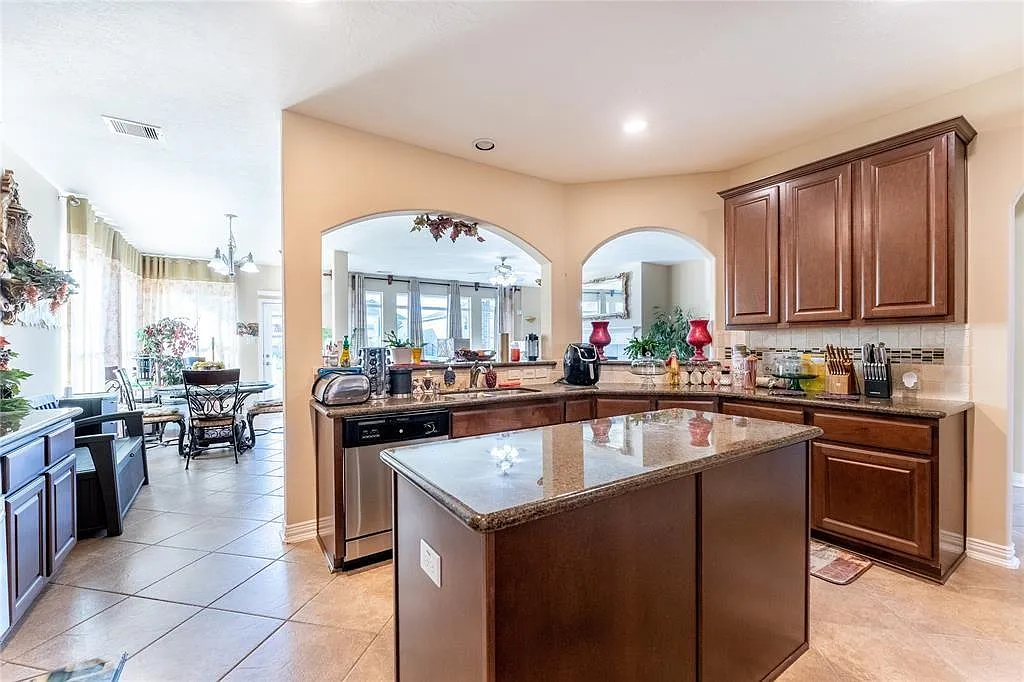 5 bed, 4.0 bath, 3898 sqft, $3,200 — Photo 4