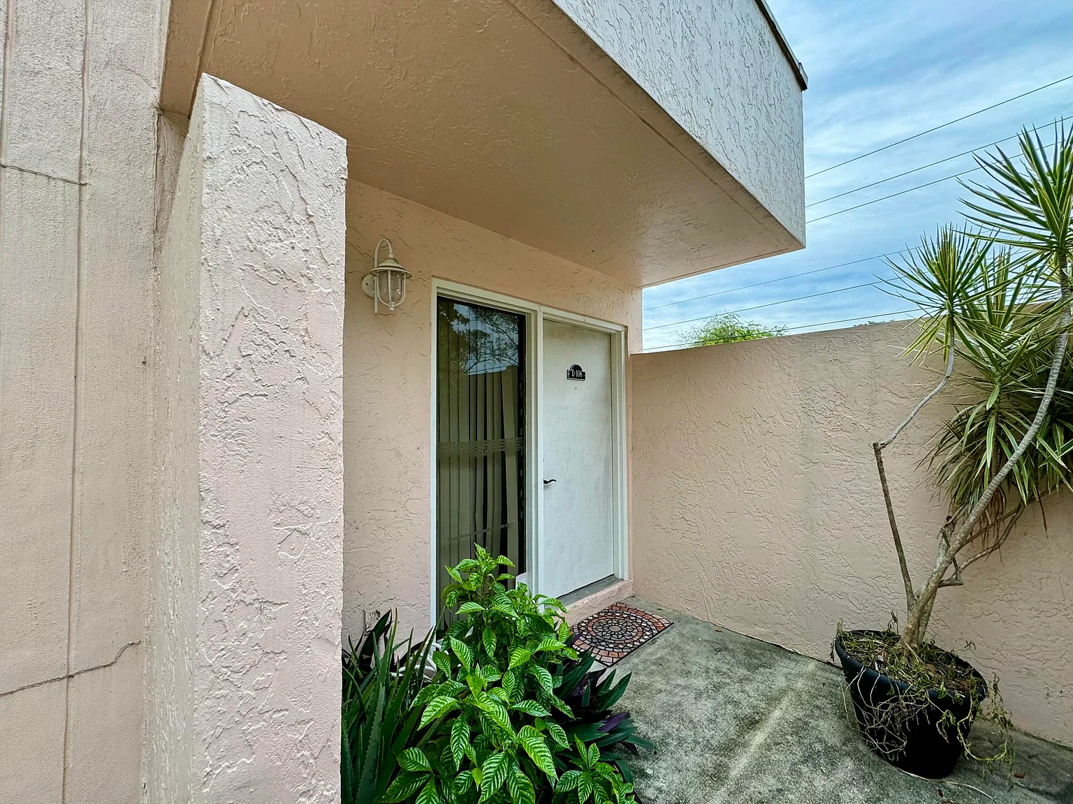 2 bed, 2.0 bath, 950 sqft, $1,900 — Photo 1
