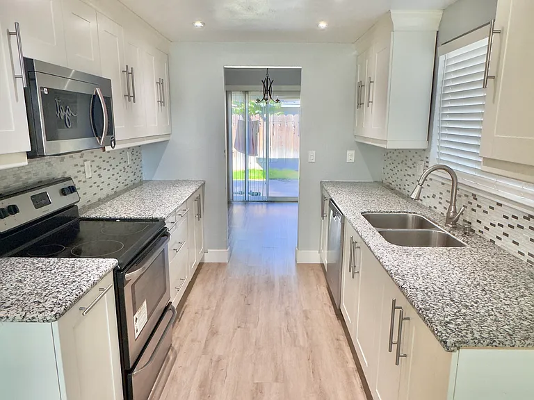 1071 English Ave — Photo 7