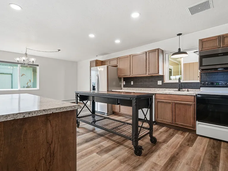 2045 Gunnison Ave — Photo 13