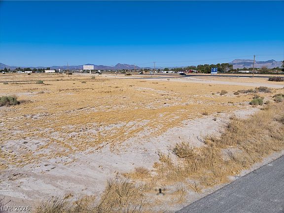 3rd image of 1040 S Thunderpass Ave