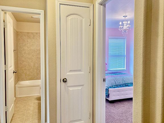 Closet/b.room/entry 3rd room