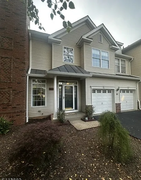 10 Stevens Ln — Photo 2