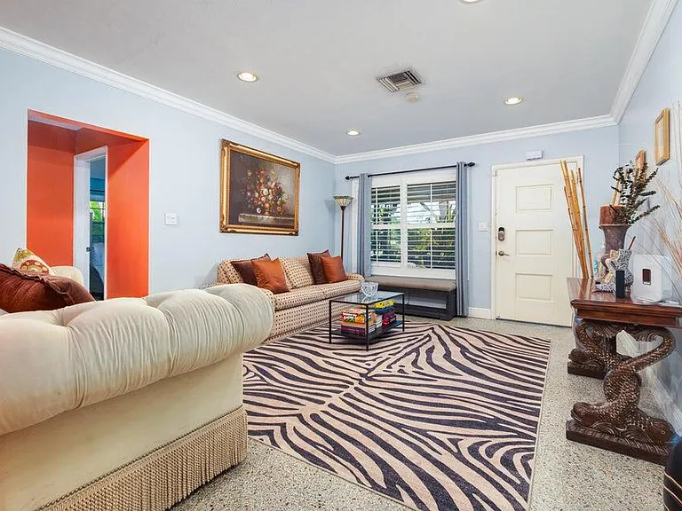 145 SE 3rd Ave — Photo 4