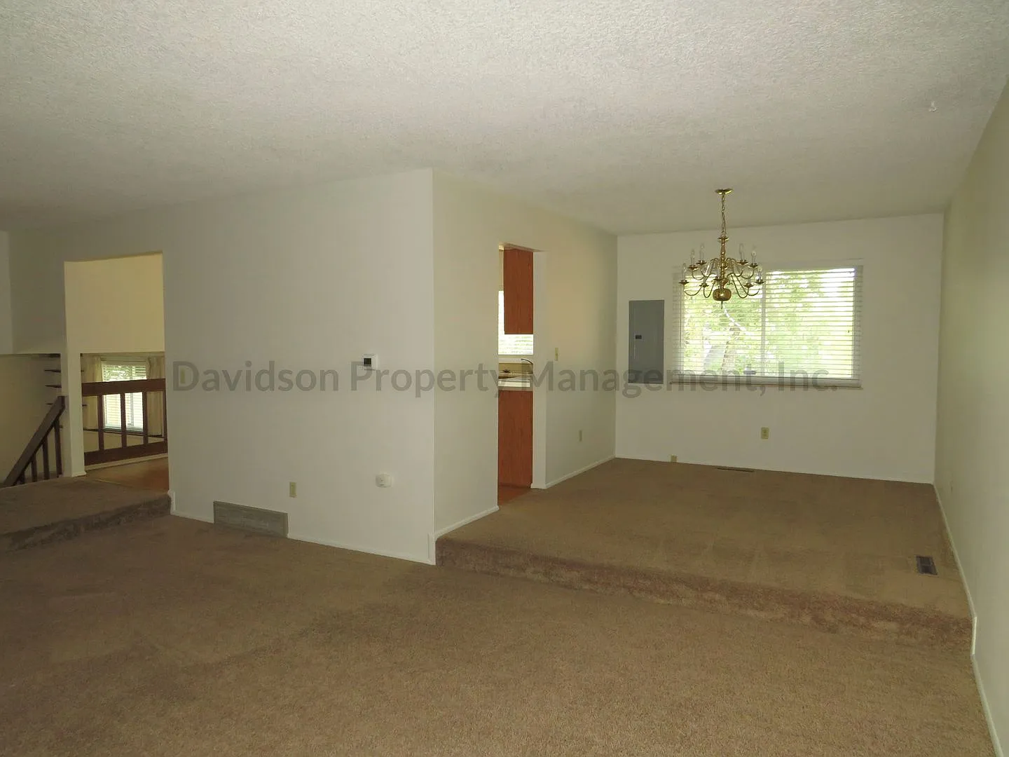 Inviting 4 Bedroom House in Southwest Colorado Springs — Photo 3
