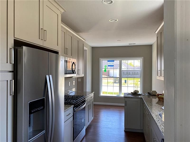 1st image of 435 River Glen Dr