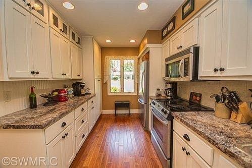 4th image of 833 Brook Village Ct