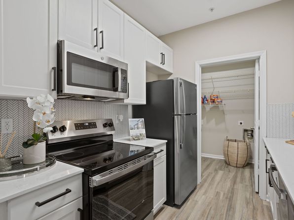 1005 W Trade St #2302