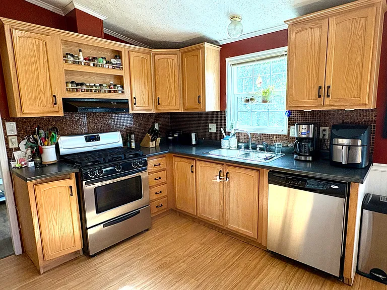 883 Chase St — Photo 4