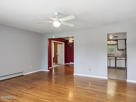 3rd image of 1074 Edgebrook Drive S