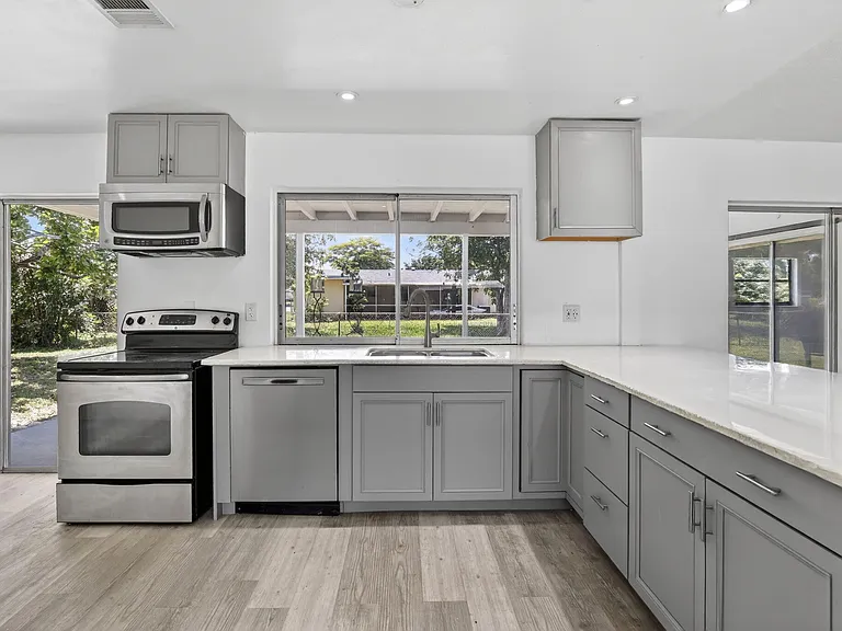 5804 NW 14th St — Photo 13
