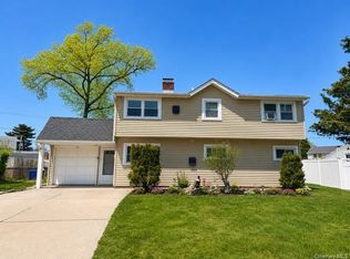 176 Kingfisher Rd, Levittown, NY 11756