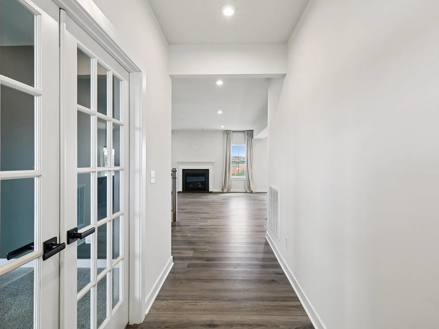 4 bed, 2.5 bath, 2484 sqft, $3,200 — Photo 3