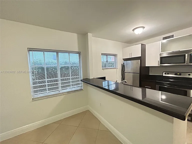 1034 Lenox Ave #10 — Photo 4