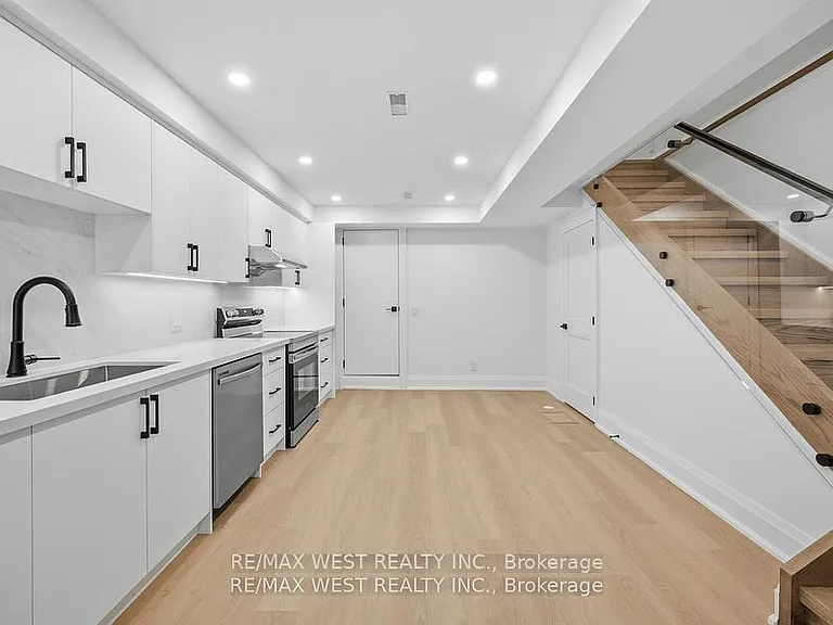 390 Saint Clarens Ave #LOWER — Photo 3