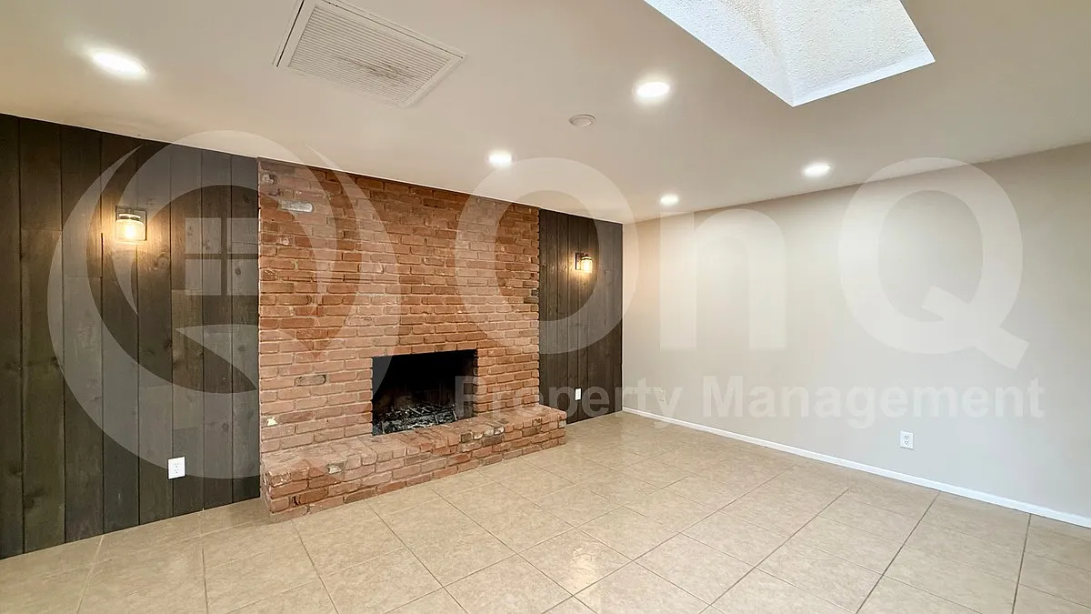 4 bed, 2.0 bath, 2064 sqft, $2,599 — Photo 4