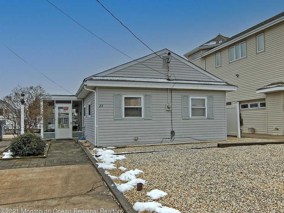 1st image of 23 Lake Saint Clair Dr