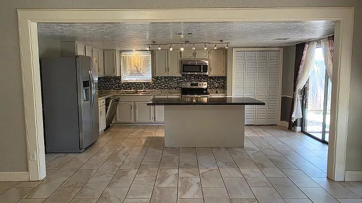 4 bed, 2108 sqft, $1,925 — Photo 3