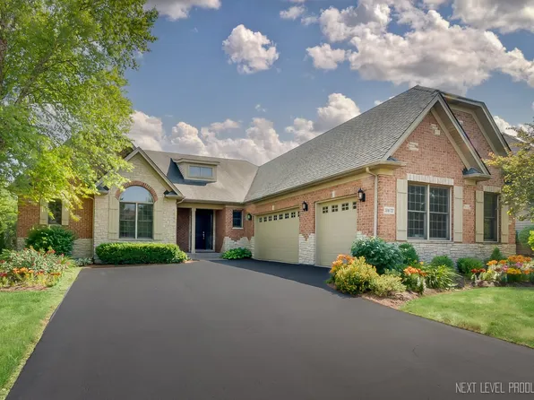 39W727 Walt Whitman Rd, Saint Charles, IL 60175