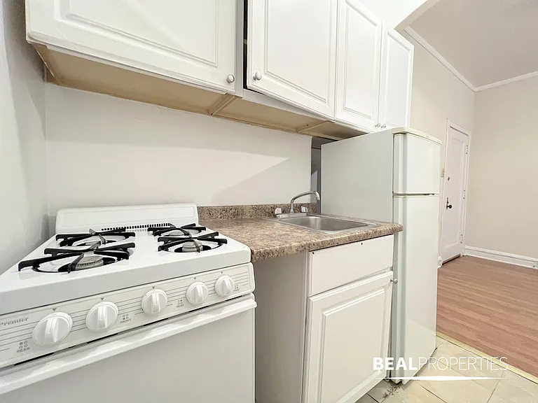 2827 N Burling — Photo 10