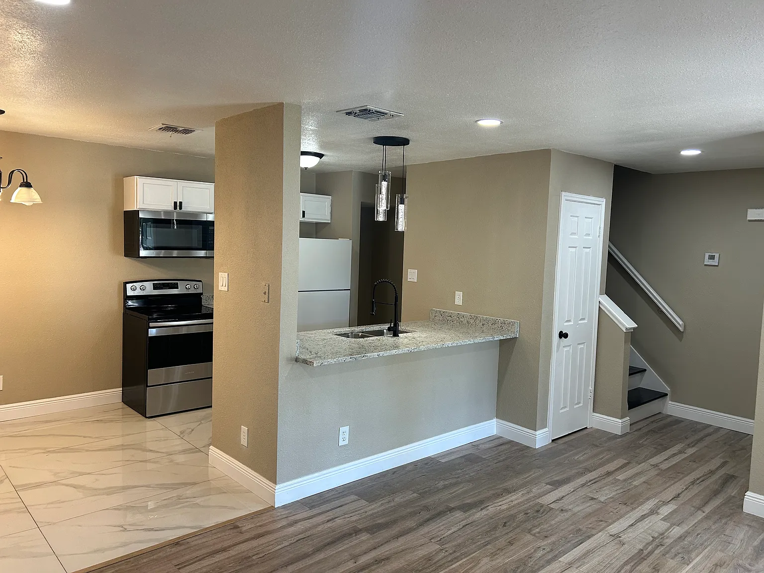 2 bed, 1.5 bath, 1000 sqft, $1,350 — Photo 2