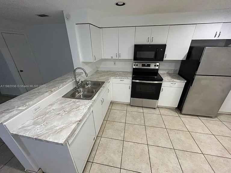 1527 Veracruz Ln — Photo 6