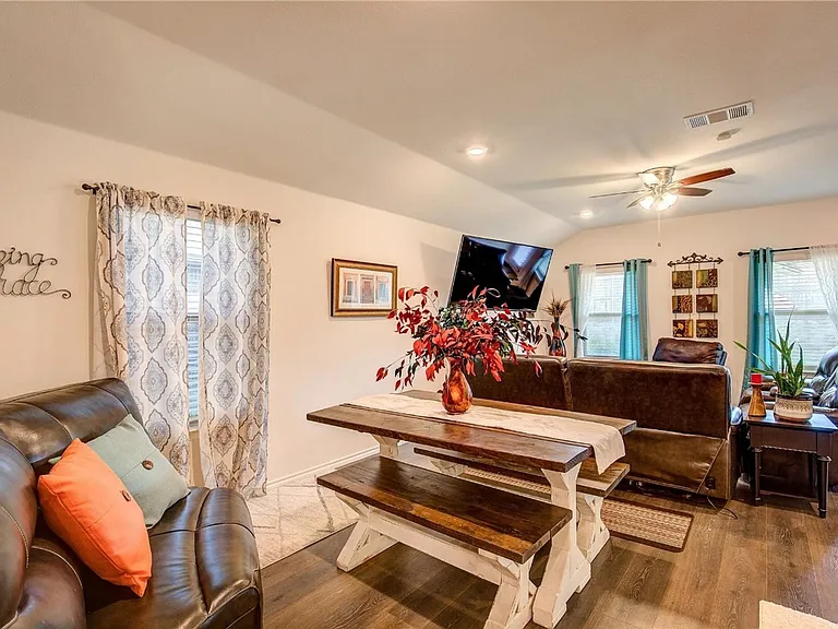 1004 Basswood Ln — Photo 27