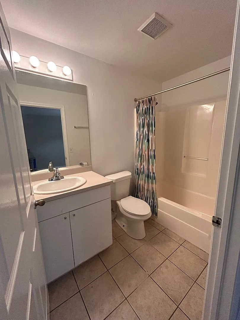 721 SW 36th St — Photo 4