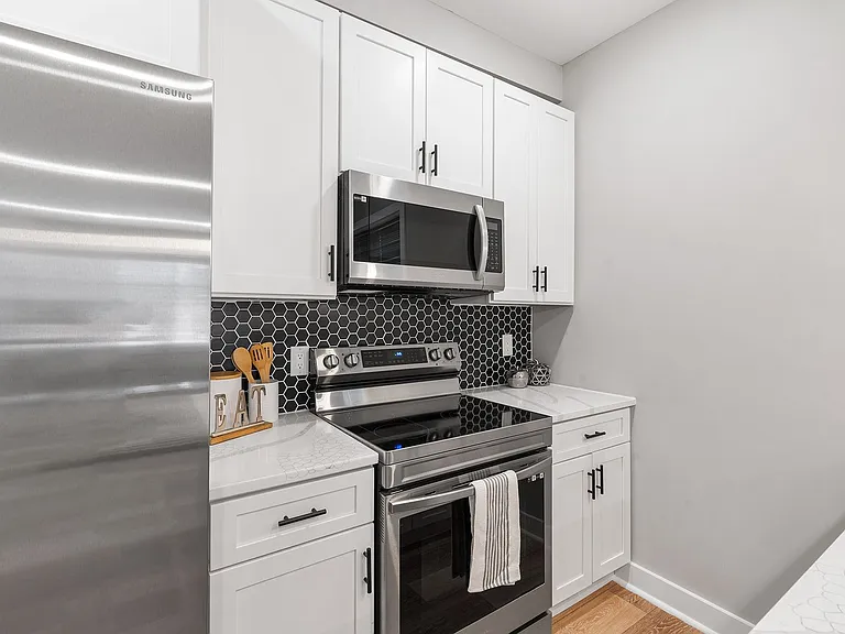 Gorgeous New Diamond St Construction Boasting Luxury Finishes — Photo 50