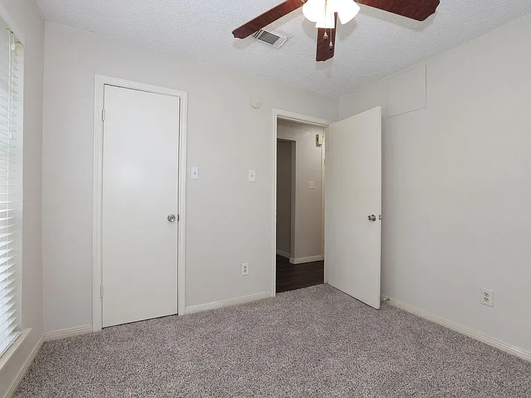 16035 Hollow Rock Dr — Photo 25
