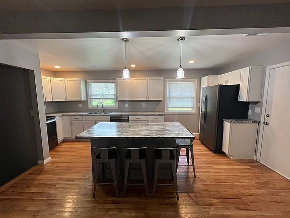 4th image of 452 N Pleasant Ave