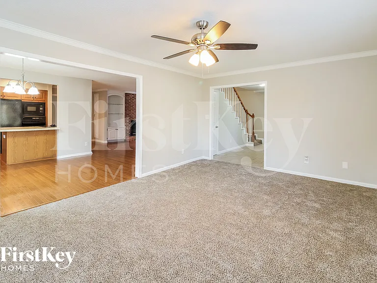 1301 Westminster Dr — Photo 7