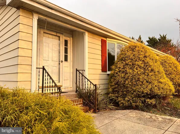 1217 Henshaw Rd, Bunker Hill, WV 25413