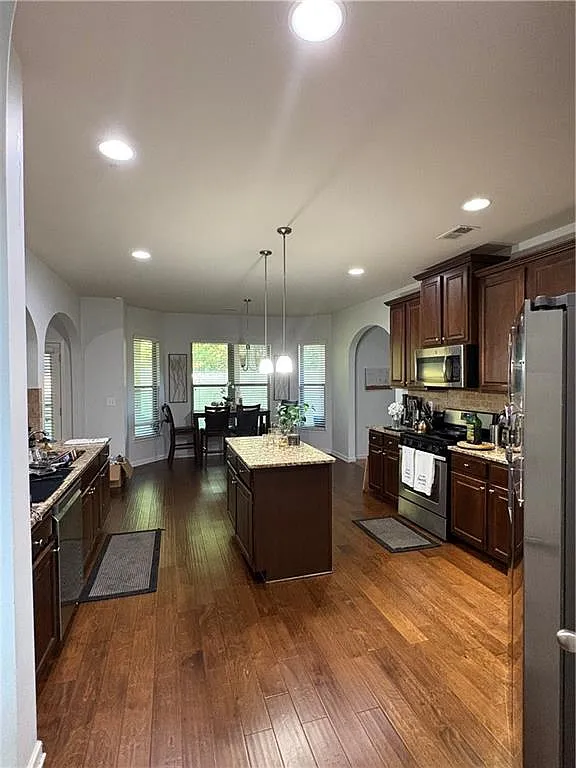 4 bed, 2.5 bath, 3156 sqft, $2,999 — Photo 3