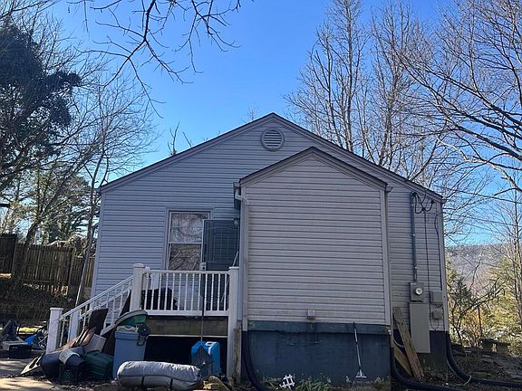 4th image of 230 Leslie St