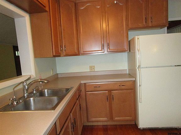 5th image of 84 Eastside Dr