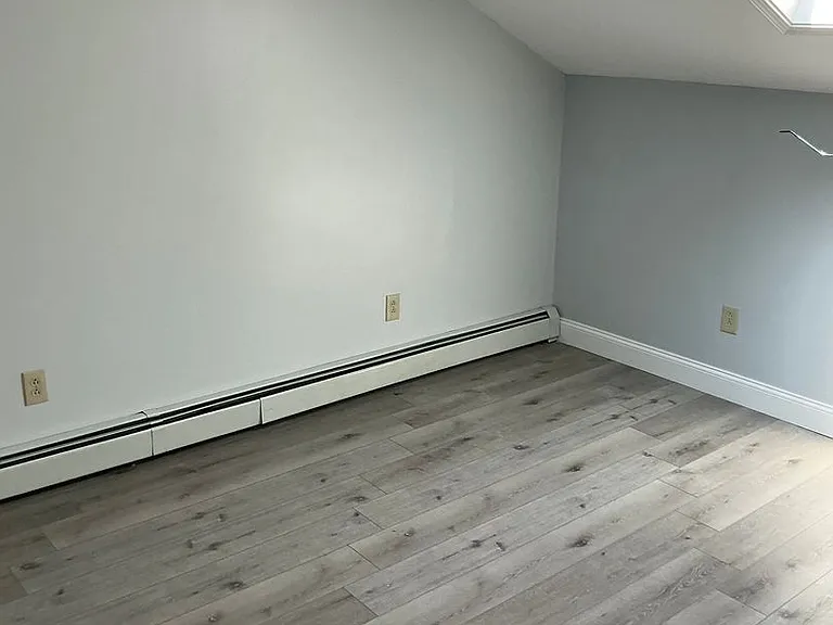 558 Riverside Dr — Photo 3
