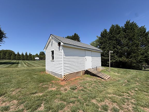 4th image of 236 Meadow Oaks Dr