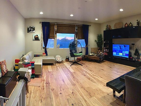 Huge Spacious Living Room - Come with TV unit