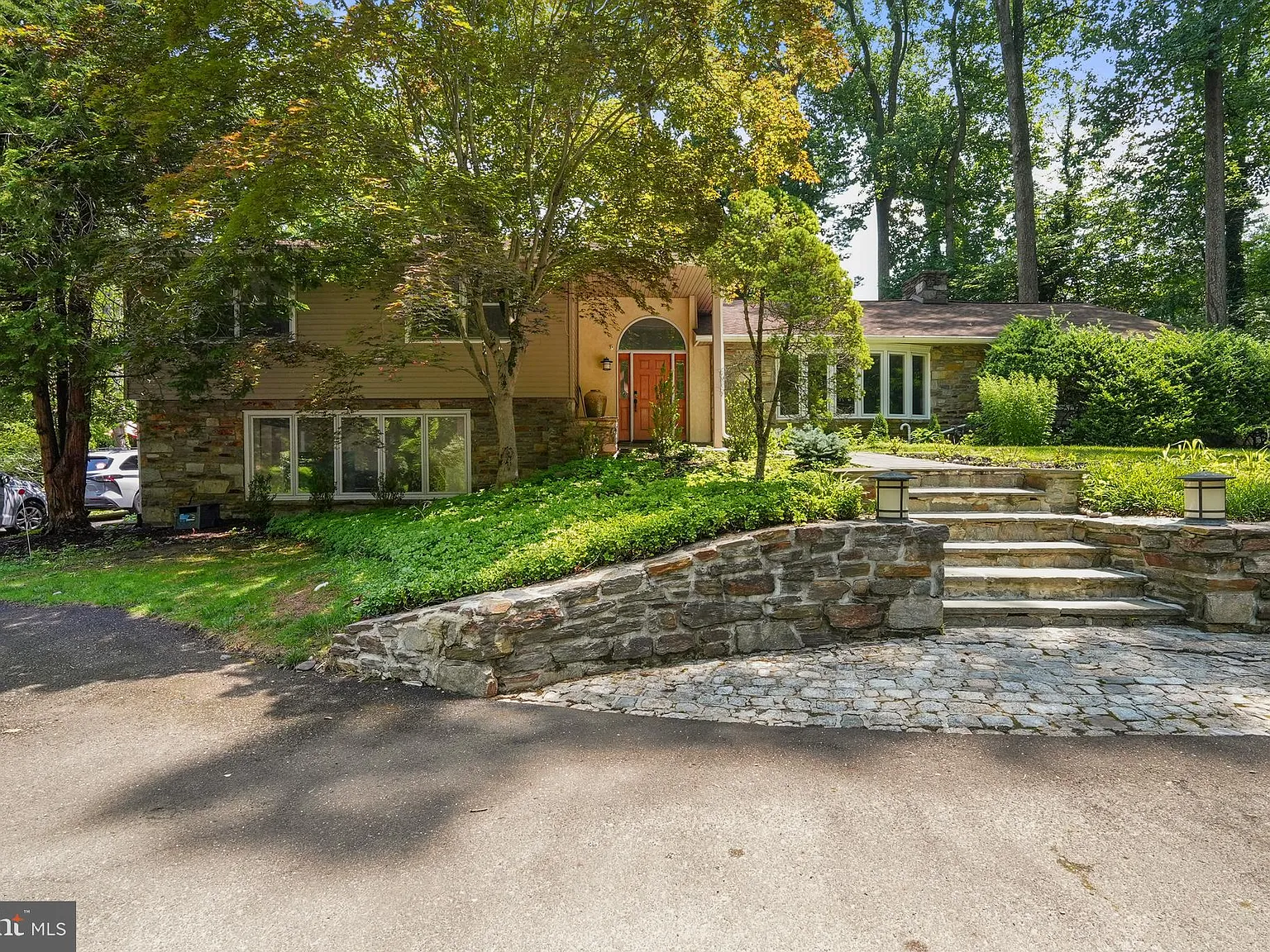 5 bed, 3822 sqft, $5,000 — Photo 2