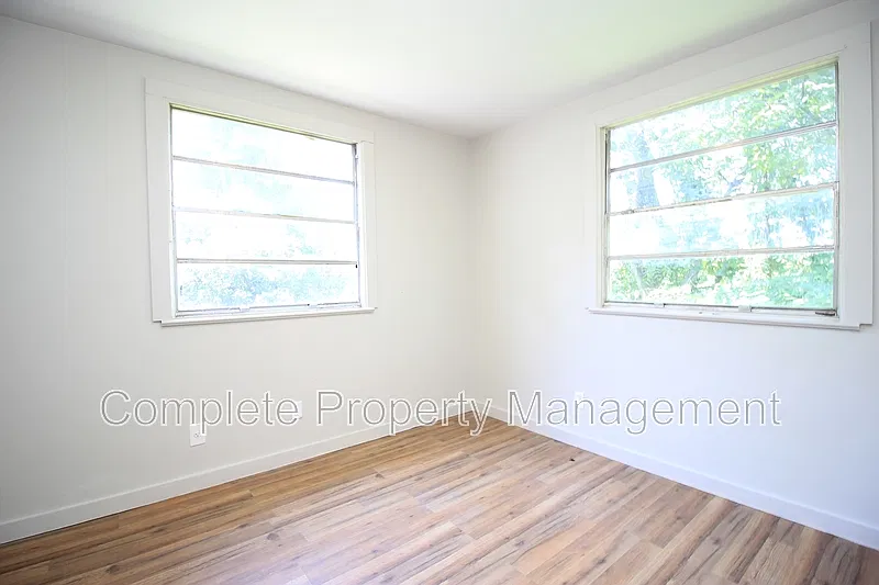 3 bed, 2.0 bath, 1800 sqft, $1,350 — Photo 3