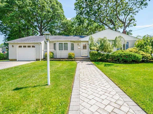 70 Cleveland Street, Bay Shore, NY 11706