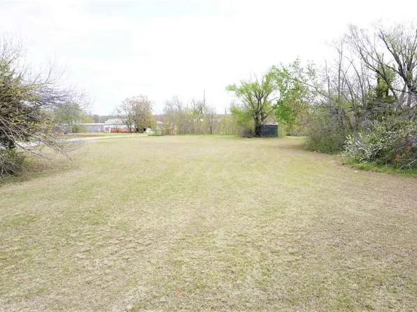 302 S 10th St, Perry, OK 73077