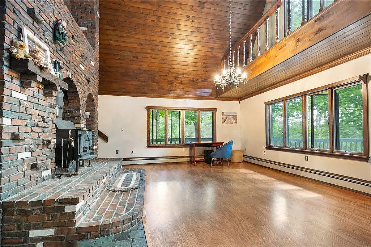9 Rocky Point Dr — Photo 2