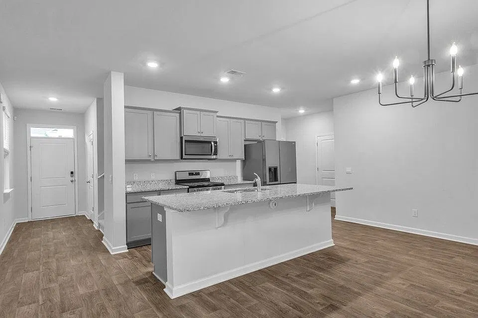 5 bed, 3.5 bath, 2404 sqft, $2,550 — Photo 3