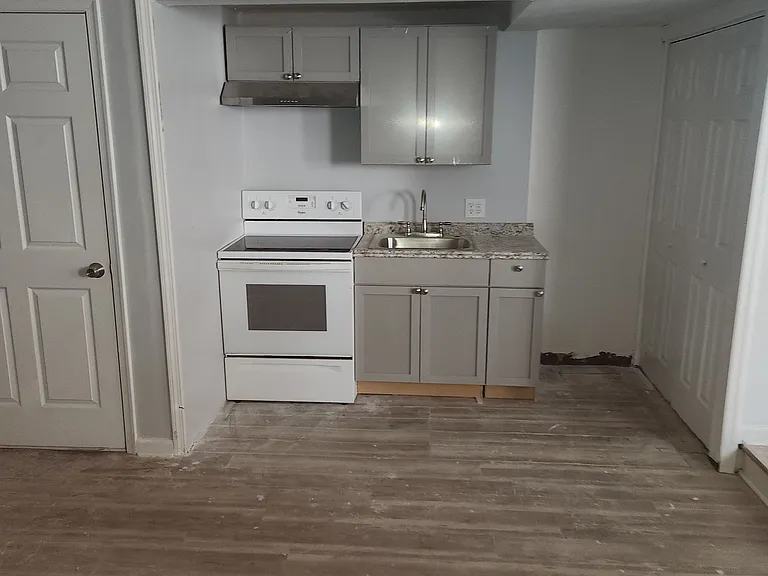 300 W 9th St #2 — Photo 8