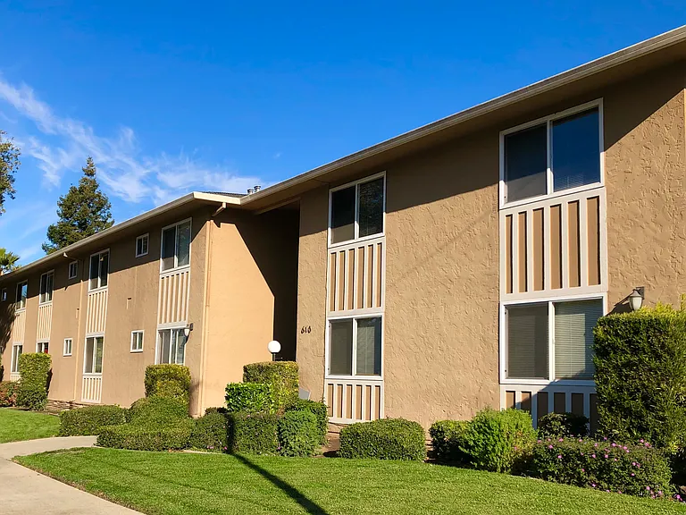 610 Grand Fir Ave #9 — Photo 3