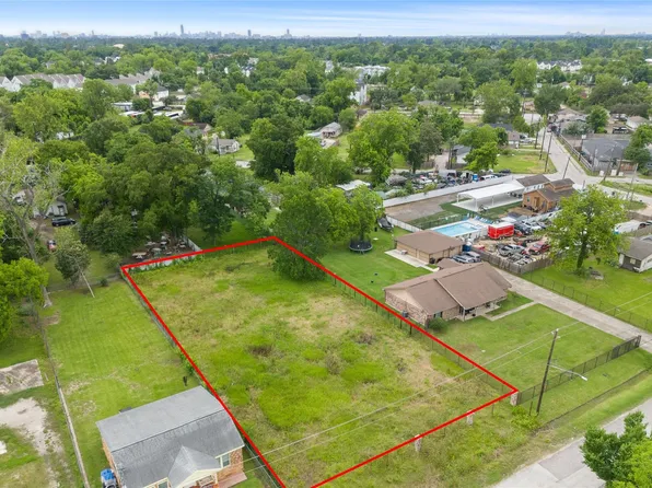 779 Pickering St, Houston, TX 77091