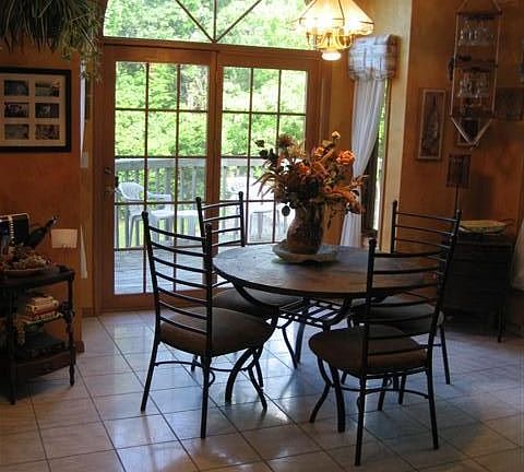 Breakfast/Dining area