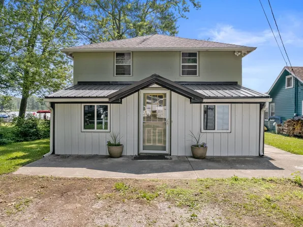 9696 N Steinbarger Lake Dr, Wawaka, IN 46794